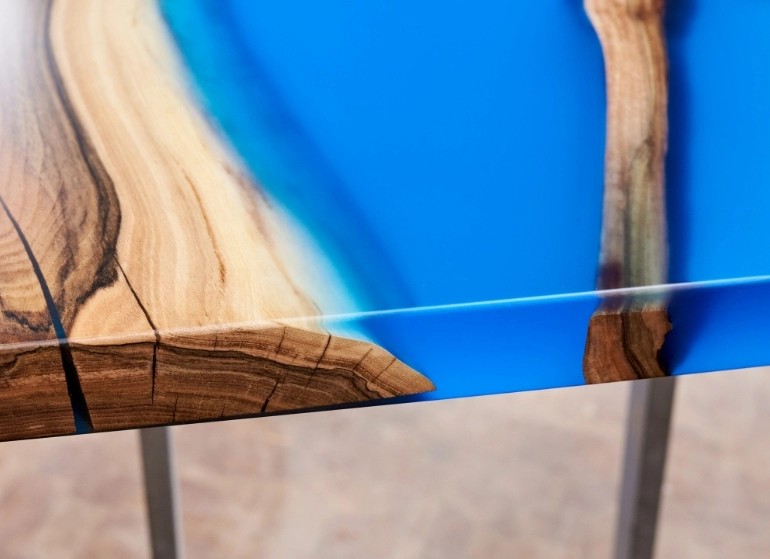 stół drewniany z niebieską żywicą